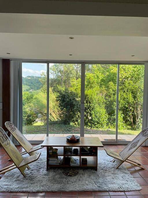 Location de vacances pour 8 personnes, avec vue et piscine ainsi que jardin et terrasse à Saint-Hilaire-de-Lusignan - 3