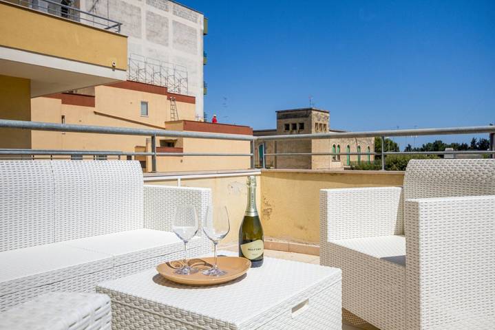 Appartamento intero, Guesthost - Terrace Apt a step away from center in Lecce, Provincia di Lecce