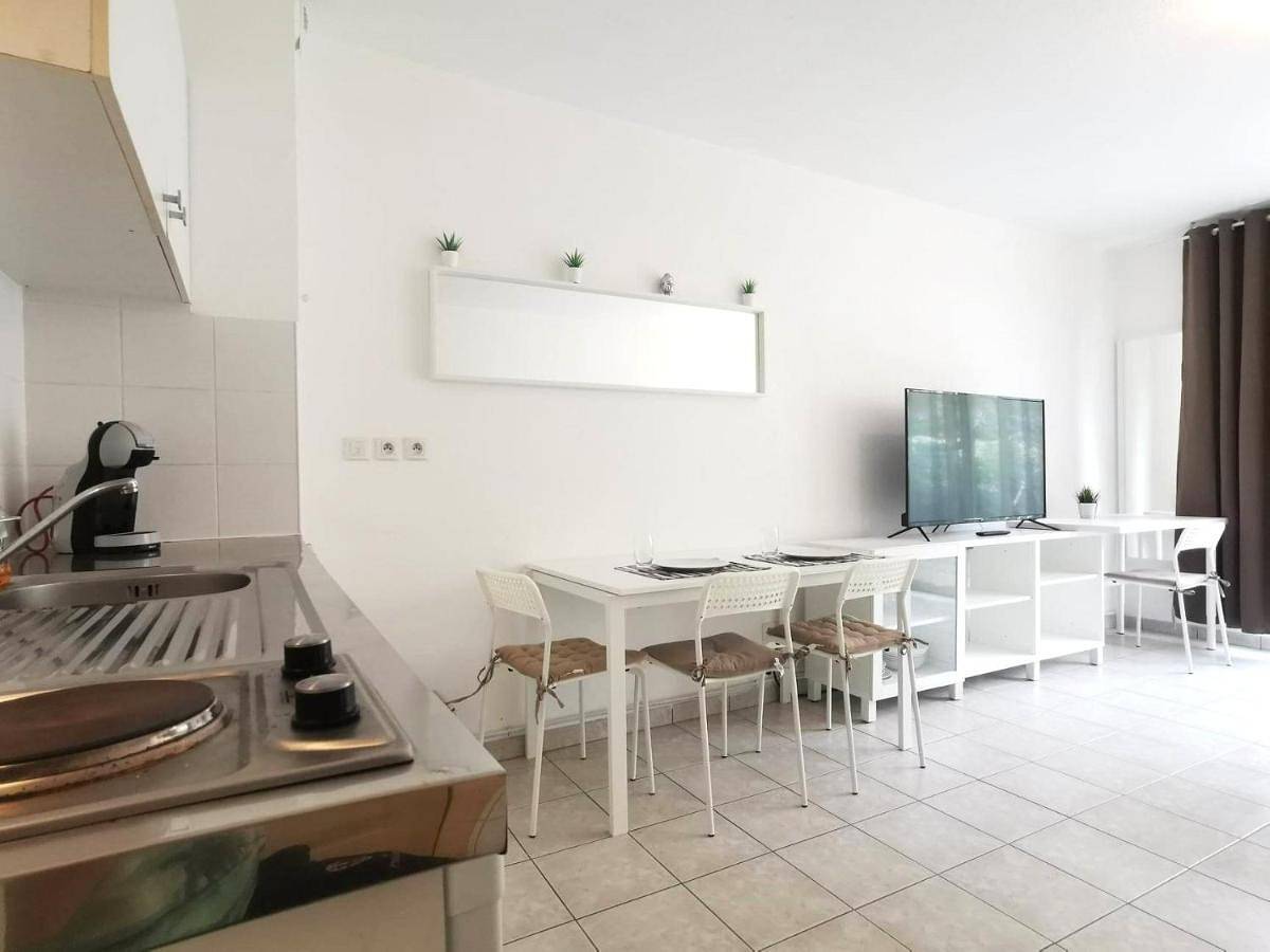 Appartement entier, One-Bedroom Apartment in Salon-de-Provence, Côte méditerranéenne (France)