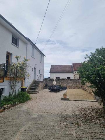 Location de vacances pour 7 personnes, avec terrasse, animaux acceptés à Saint-Germain-le-Rocheux