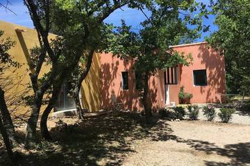 Gîte pour 4 personnes, avec terrasse ainsi que piscine et jardin à Joucas