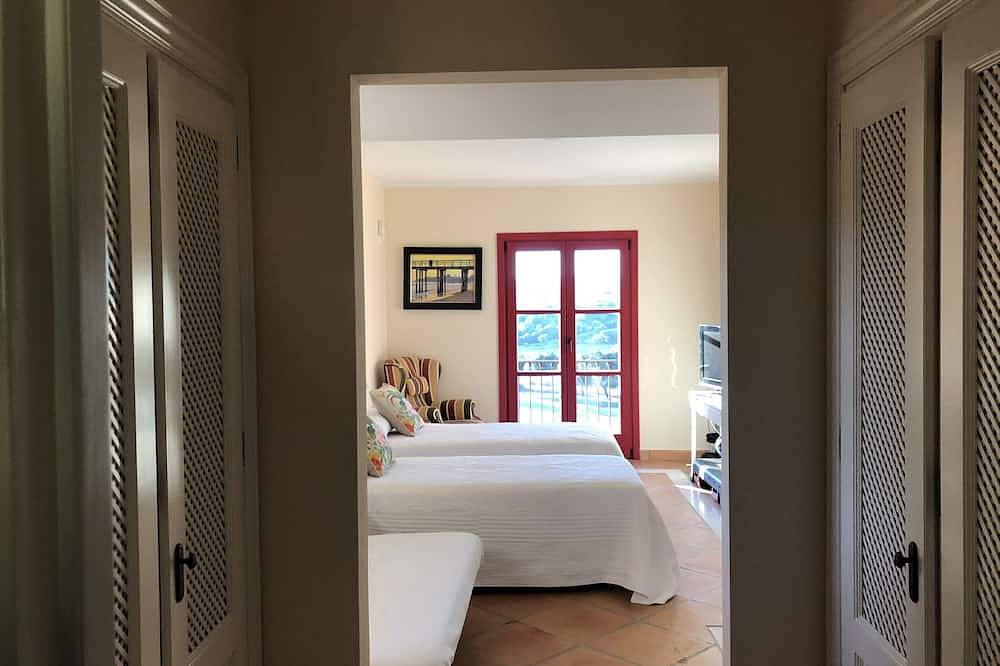 First line of golf. Wide and quiet house in Sotogrande. Amazing location in Sotogrande, San Roque