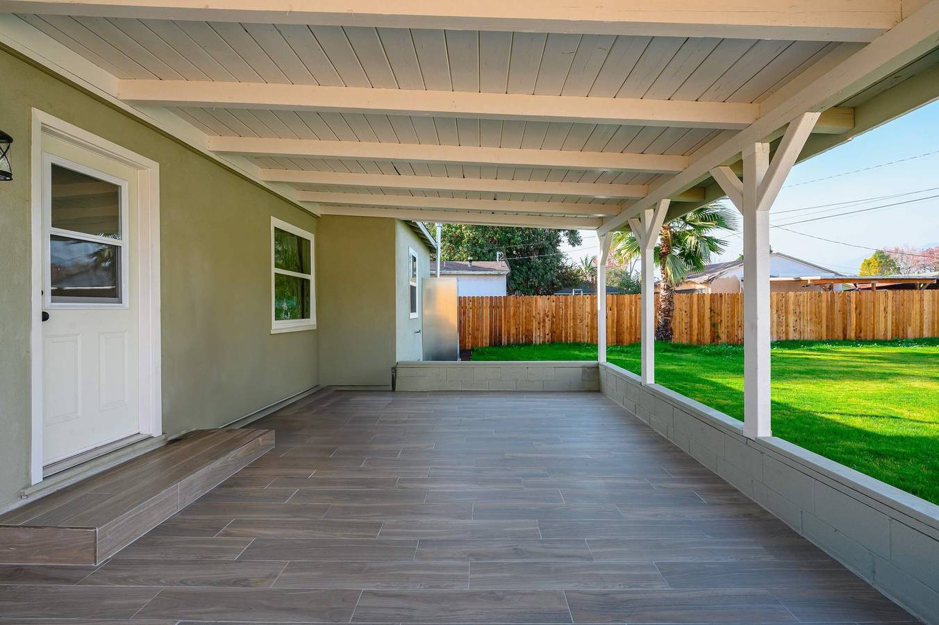 Luxury Modern Retreat w  Spacious Yard   Premium Comfort in Los Angeles County