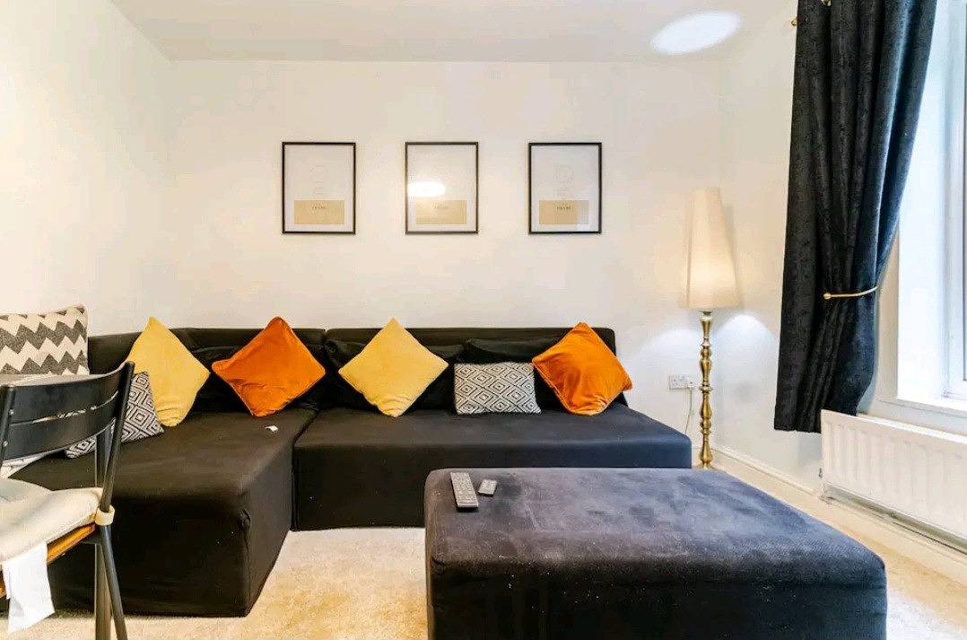 House Sleeps 8 with Garden and Parking in Wolverhampton, Birmingham Area