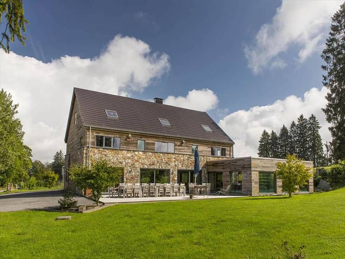 Location de vacances pour 24 personnes, avec sauna ainsi que piscine et jardin à Jalhay