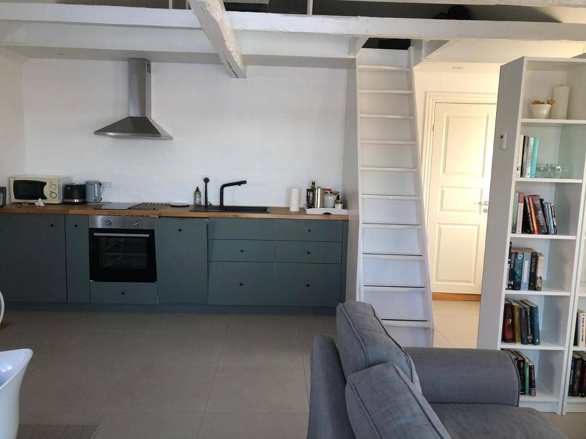 Appartement entier, Country-living with a lovely view and own terrace, entrance and parking in Roskilde, Région de Roskilde