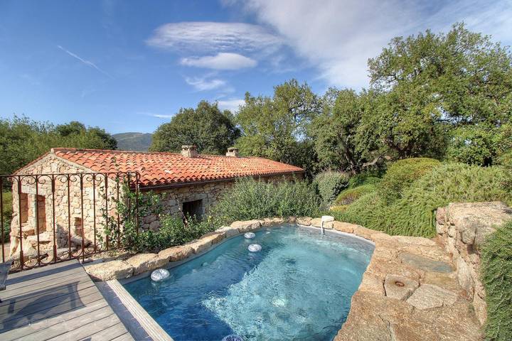 Gîte pour 4 personnes, avec Terrasse et Jardin ainsi que Piscine et Vue dans Filitosa