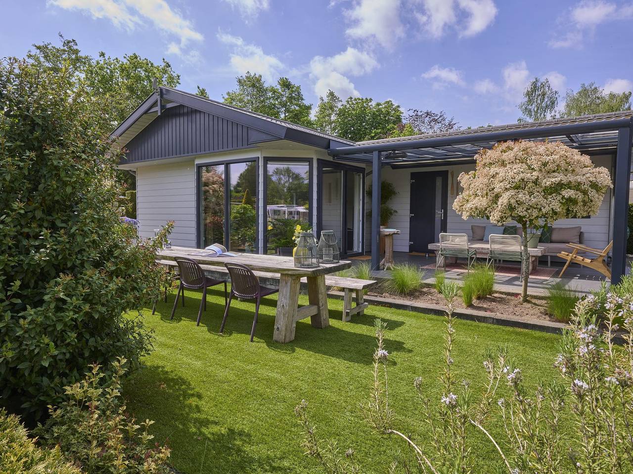 Modernes Ferienhaus mit Blick über das Wasser in Veluwe