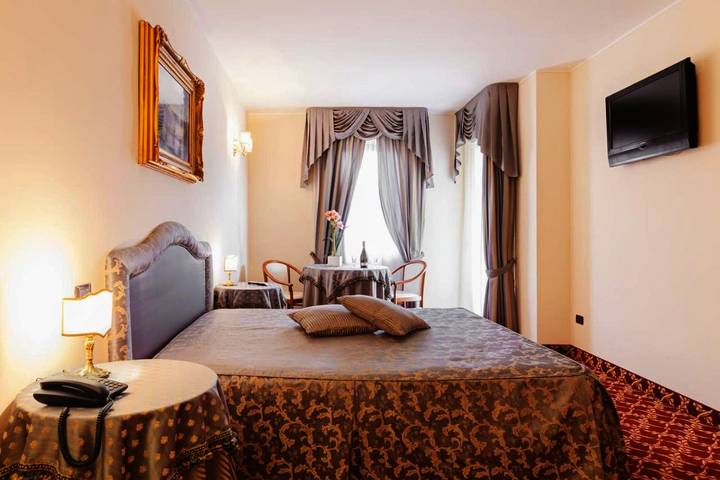 Hôtel pour 5 personnes, avec Balcon et Terrasse ainsi que Jardin et Bassin pour enfant dans Maschito