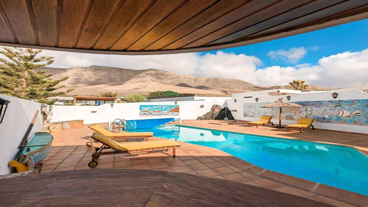 Bungalow Allende Famara con piscina privada y Ac in Playa Famara, Teguise