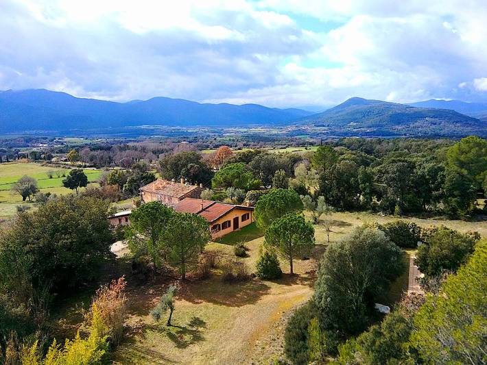 Casa rural para 8 personas, con piscina además de jardín y vistas, Se admiten mascotas en Garrotxa