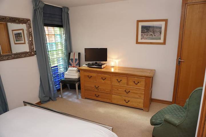 Unique waterside home in stunning location. in Hythe and Dibden, Hampshire
