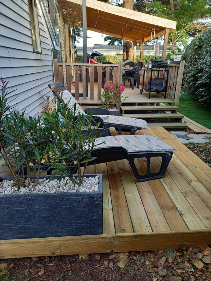 Camping pour 8 personnes, avec piscine ainsi que bassin pour enfant et terrasse