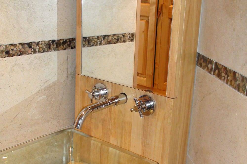 Entire apartment, 75 / 5 000\nvery nice apartment at the foot of the slopes and the sports center in Val Thorens, Les Trois Vallées