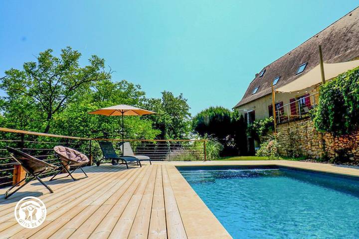 Gîte pour 10 personnes, avec terrasse ainsi que jardin et piscine