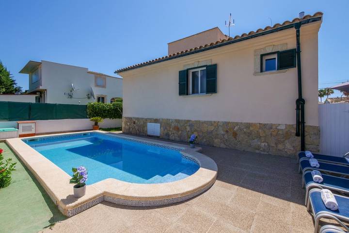 Ferienvilla Loli mit Bergblick, WLAN, Pool, Terrasse und Balkon in Alcúdia, Mallorcas Küste