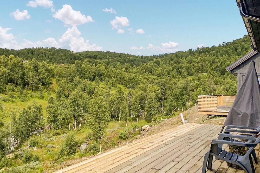 Enjoy your vacation in this beautifully located vacation home with great views. in Vinje
