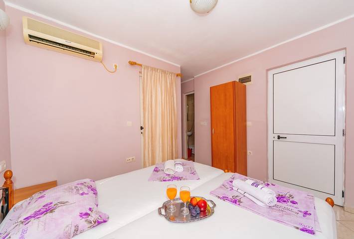 Apartamento entero, Apartamento de vacaciones para 2 personas con balcón/terraza in Donji Štoj, Municipio de Ulcinj