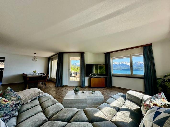 Ferienhaus für 11 Personen, mit Balkon und Whirlpool sowie Terrasse und Garten in Oberhofen am Thunersee