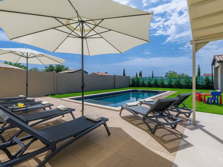 Ferienhaus für 10 Personen, mit Pool und Garten in Sisan