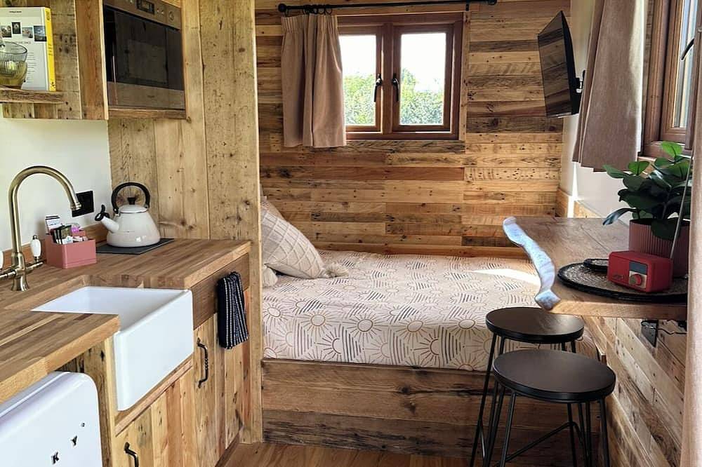 Charming Shepherds Hut in peaceful Lydiard Millicent walking distance to pub in Swindon, Wiltshire