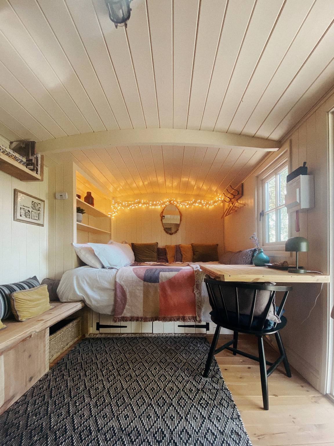 Pet Friendly Shepherd's Hut, Sleeps 2 with Hot Tub in Burrowbridge, Somerset
