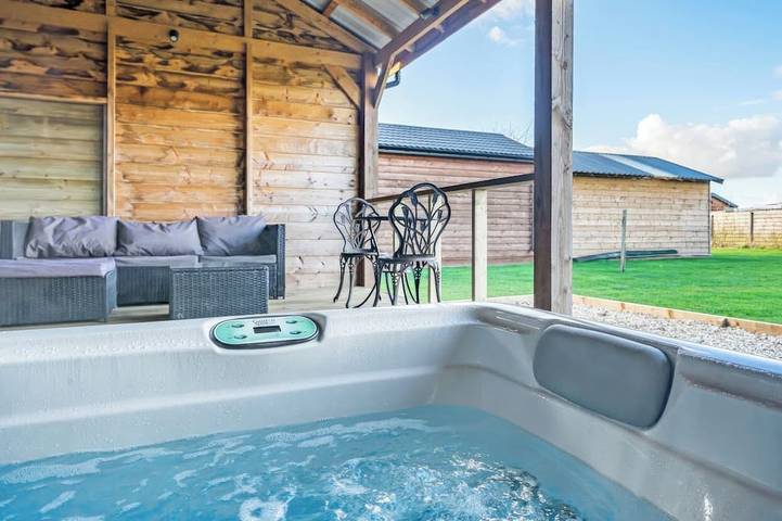 Glamping for 2 people, with hot tub in Worcestershire