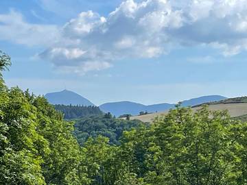Gîte pour 12 personnes, avec jardin et vue, adapté aux familles à Orcival (Puy-de-Dôme)
