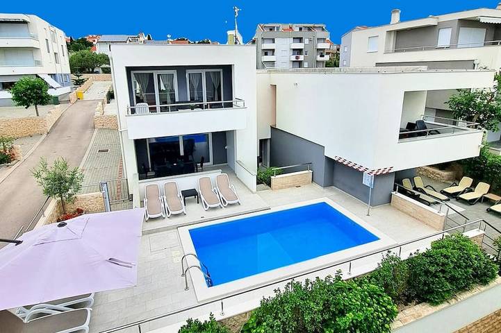 Vakantiewoning voor 6 personen, met balkon en zwembad in Novalja