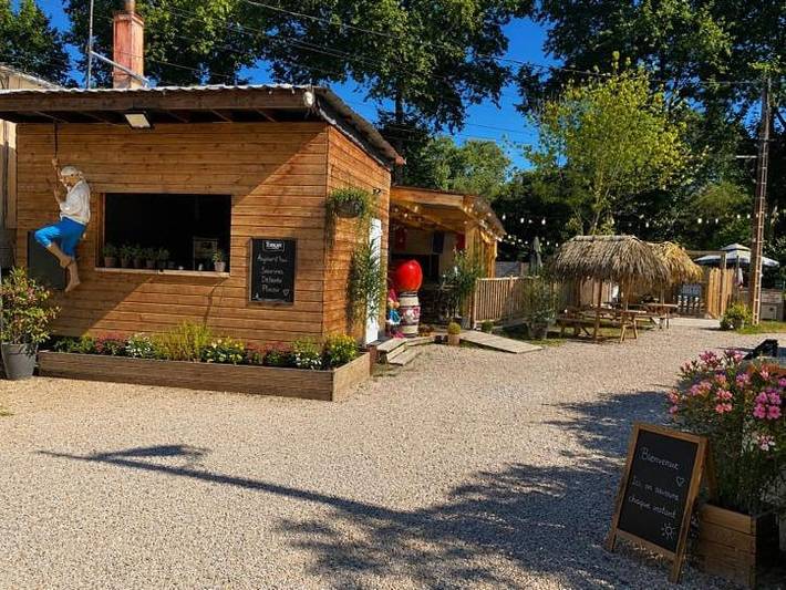 Camping pour 4 personnes, avec Terrasse ainsi que Jardin et Piscine