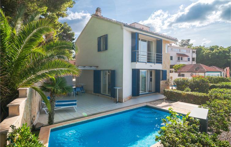Appartement en bord de mer avec piscine, parking et terrasse in Supetar, Brac