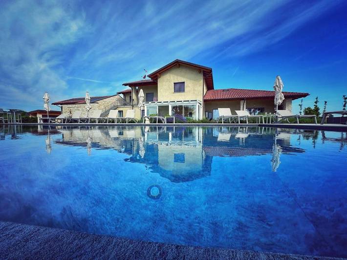 Location de vacances pour 8 personnes, avec vue et jardin ainsi que piscine et terrasse à Narzole