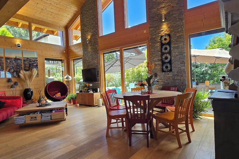 Maison en bois entre lac et montagnes avec piscine intérieure in Saint-Cergues, Région de Saint-Julien-en-Genevois