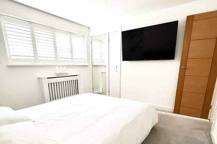 2Bed Recently renovated,modern house.train station in North Mymms, Hertfordshire