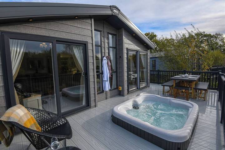 Log cabin for 4 people, with hot tub and garden in Woodhall Spa