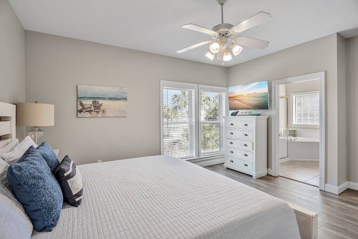 Vacation home for 21 people, with pool and balcony in Destin