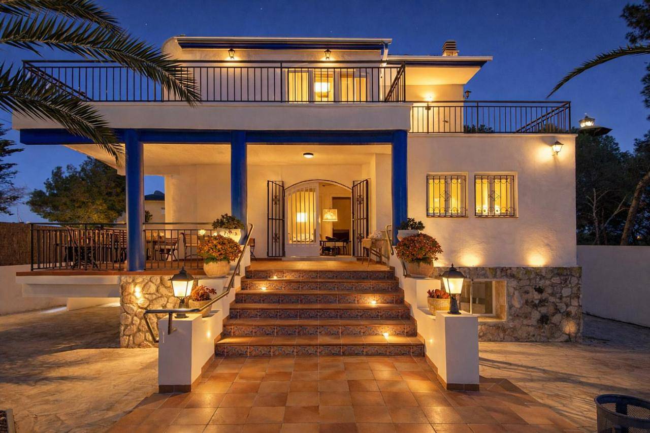 Villa Playa del Sur A 250 metros de una magnifica playa Capacidad más de 16 Ac 6 Suites Piscina Xl in Torredembarra, Costa Dorada