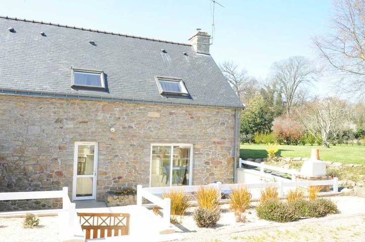 Gîte pour 4 personnes, avec Terrasse et Jardin à Theix