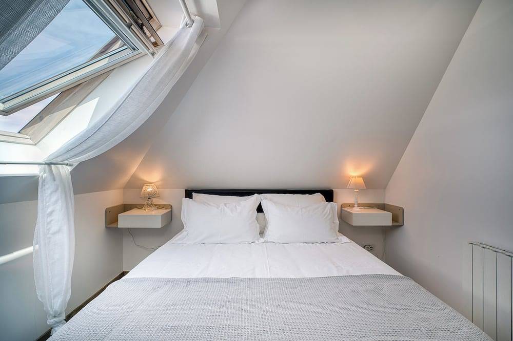 Entire apartment, Duplex apartment with large terrace facing the sea in Plomodiern, Châteaulin region