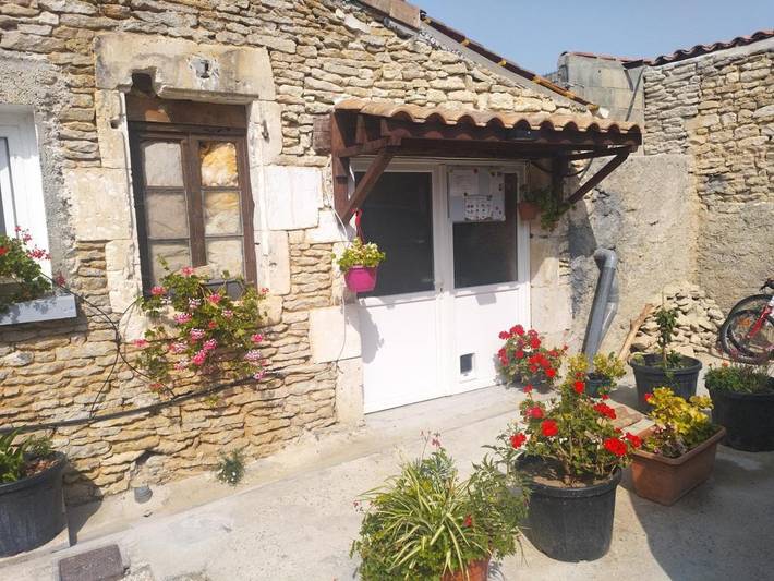 Location de vacances pour 3 personnes, avec jardin et piscine à Chervettes - 2