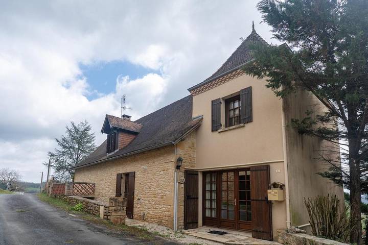 Location de vacances pour 9 personnes, avec vue ainsi que terrasse et piscine, animaux acceptés à Azerat - 2