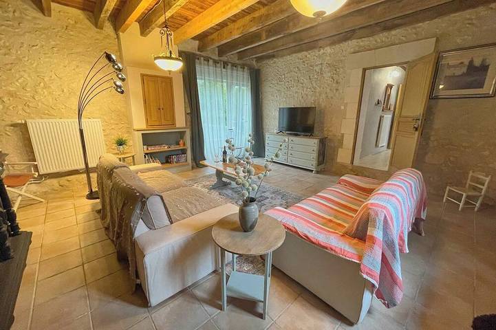 Location de vacances pour 12 personnes, avec piscine ainsi que balcon et jardin à Saint-Aquilin