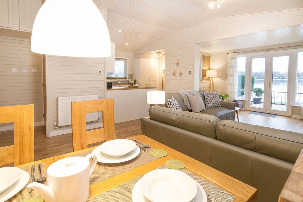 Keer Lodge a lakeshore haven @ Pine Lake Resort in Lancashire