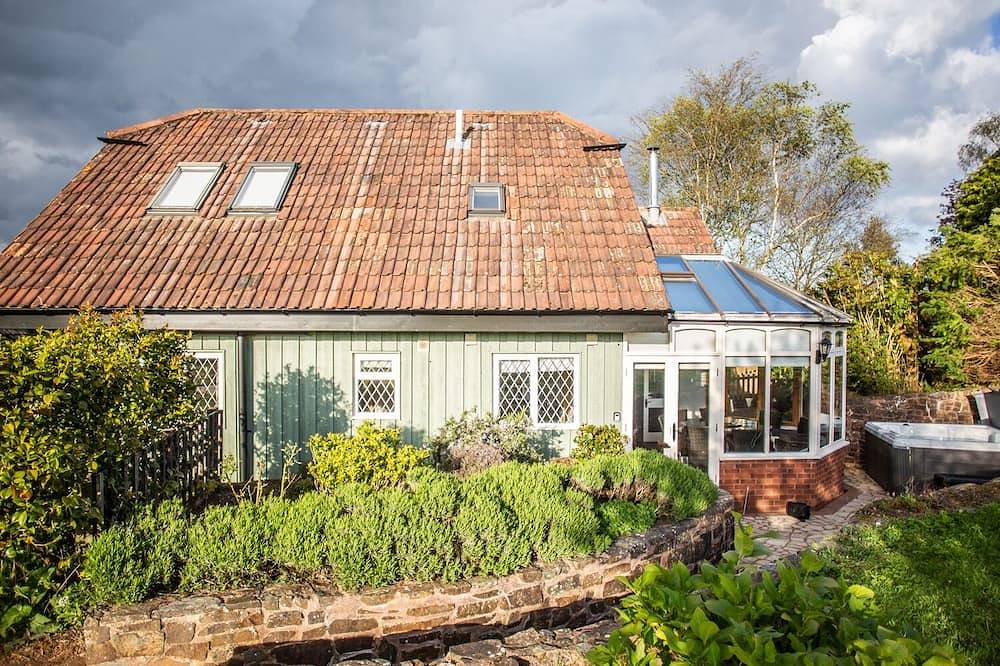 Fig Tree Cottage, family friendly, with hot tub in Bickleigh in Tiverton, Devon