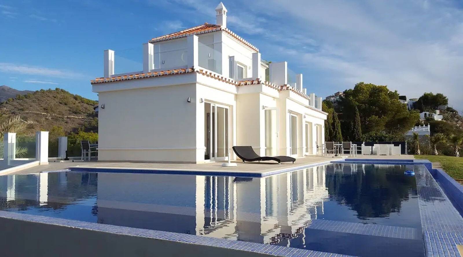 Villa 'met 2 zwembaden en jacuzzi' met tuin, 2 terrassen & Wi-Fi in Almuñecar, Costa Tropical