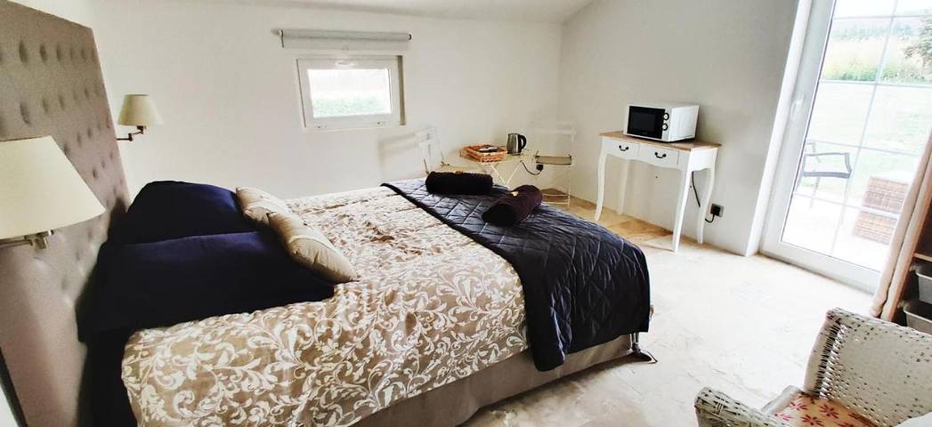 Gîte pour 2 personnes, avec vue et terrasse ainsi que piscine et jardin à Rochefort-du-Gard - 4