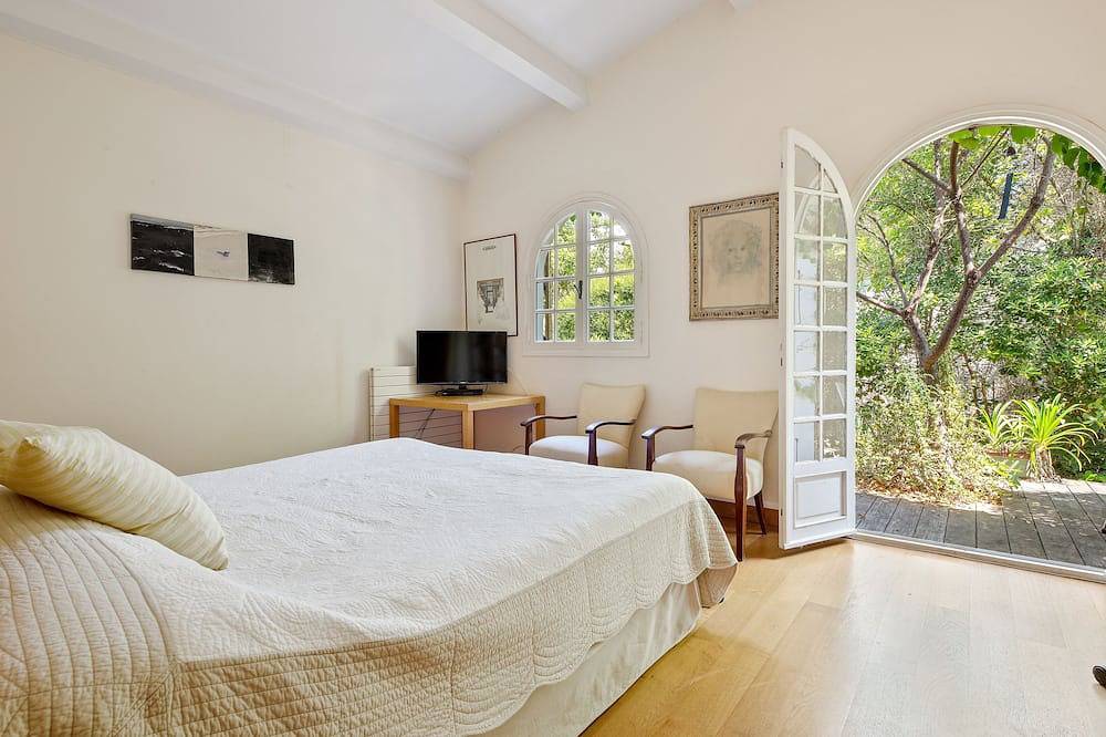 Waterfront family home on a sandy beach in Isolella, Pietrosella