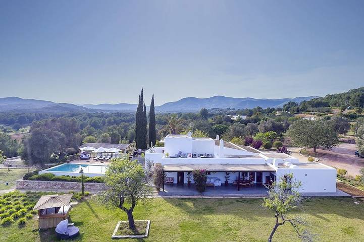 Chalet para 18 personas, con balcón y jardín en Sant Carles de Peralta