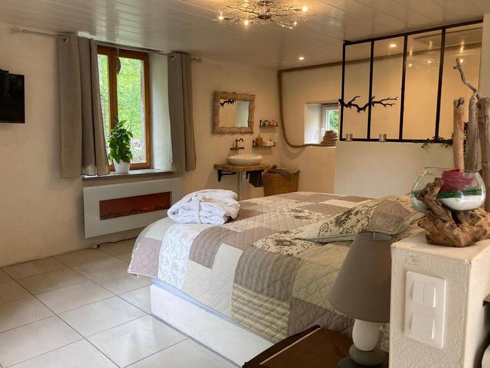 Gîte pour 2 personnes, avec jardin et vue, animaux acceptés à Saint-Ilpize