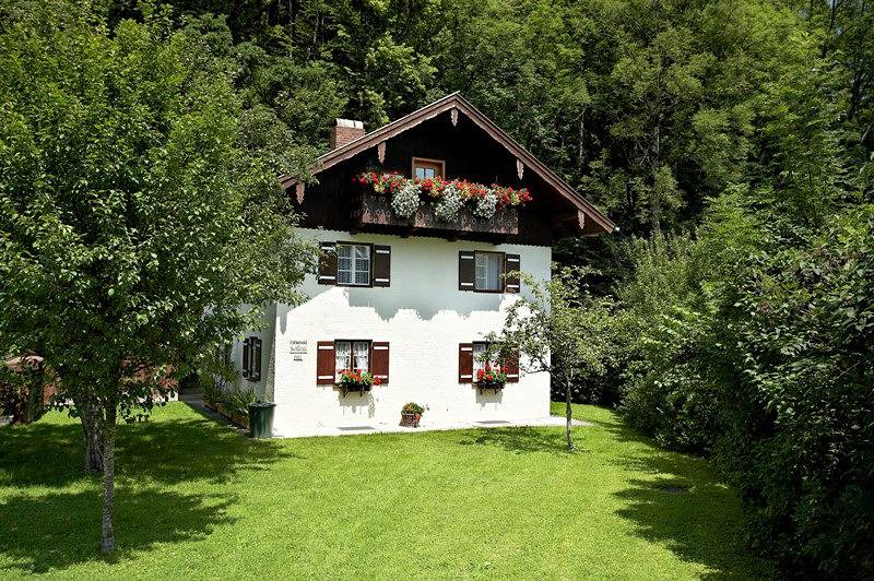 Entire holiday apartment, Ferienwohnungen am Märchenpark - Holiday flat 1 ground floor- 4 persons, 2 bedrooms, tiled stove, terrace, Wlan in Marquartstein, Bavarian Alps